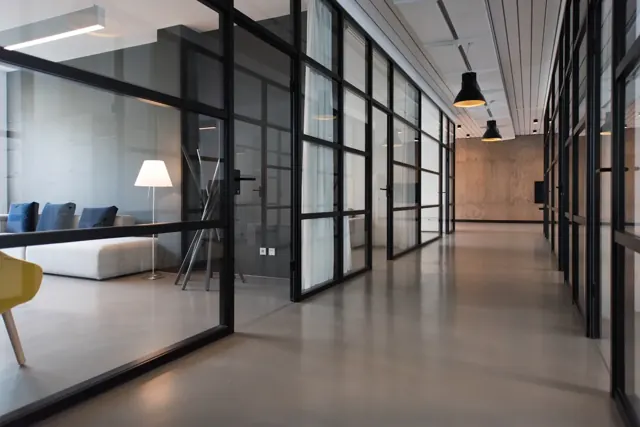 Espacio de trabajo luminoso para servicios profesionales